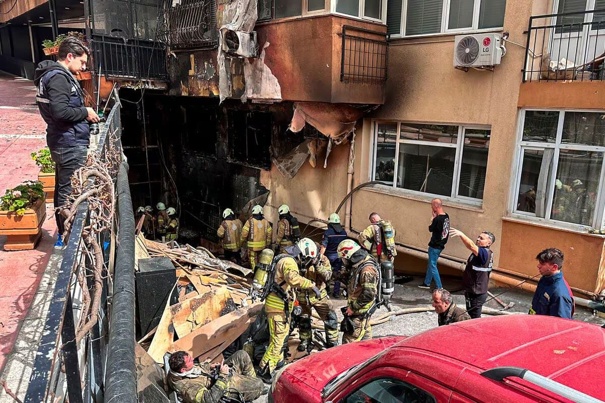 29 mueren en incendio en club de Estambul