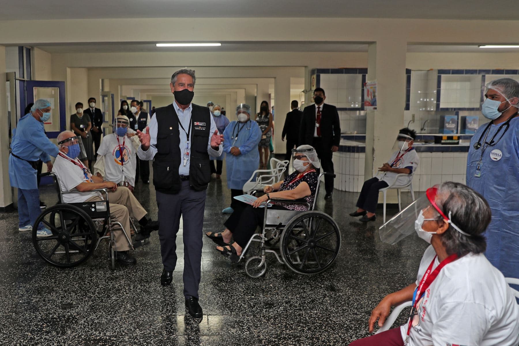 Francisco Sagasti supervisa vacunación
