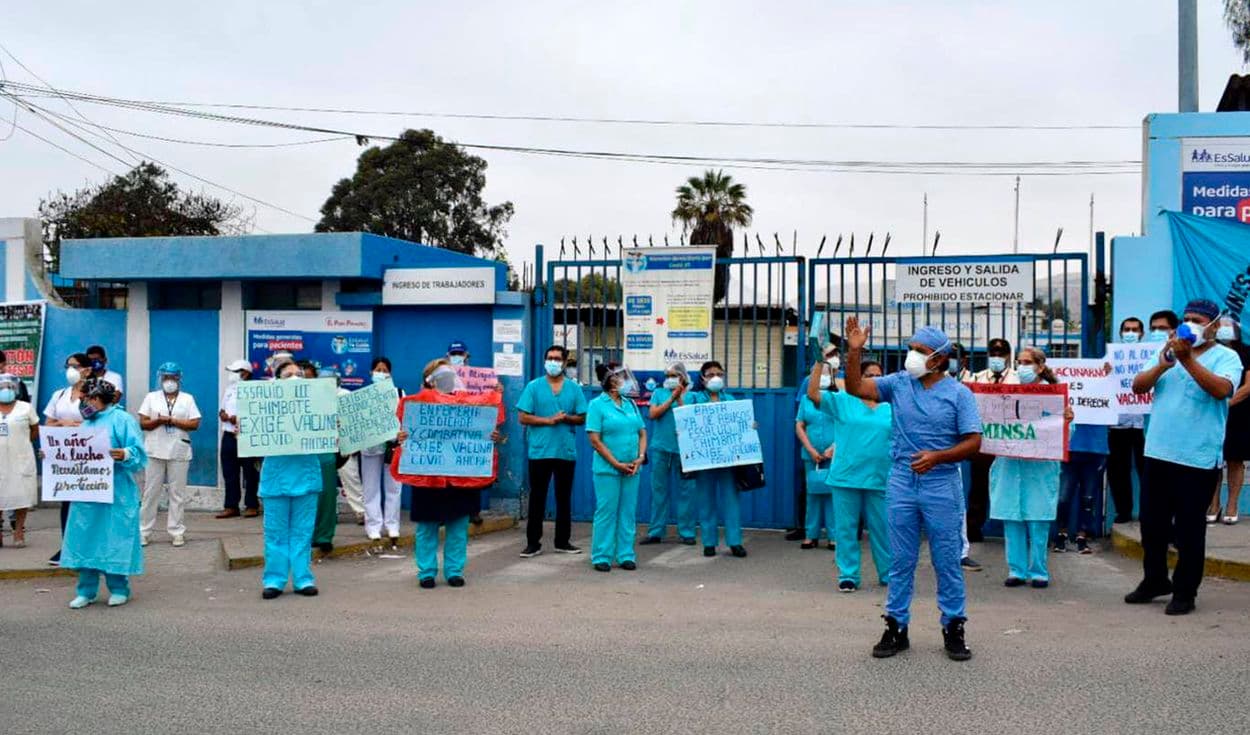 Médicos protestan por no recibir vacunas