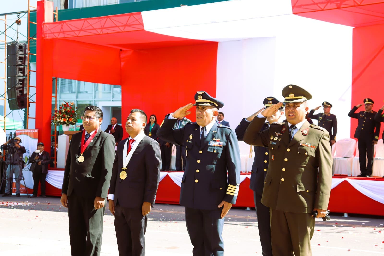 ¡Honor y gloria a la Bandera del Perú!