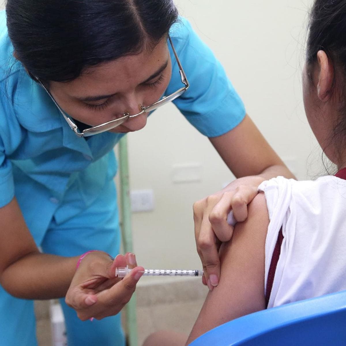 Extienden hasta los 18 años vacunación contra el VPH
