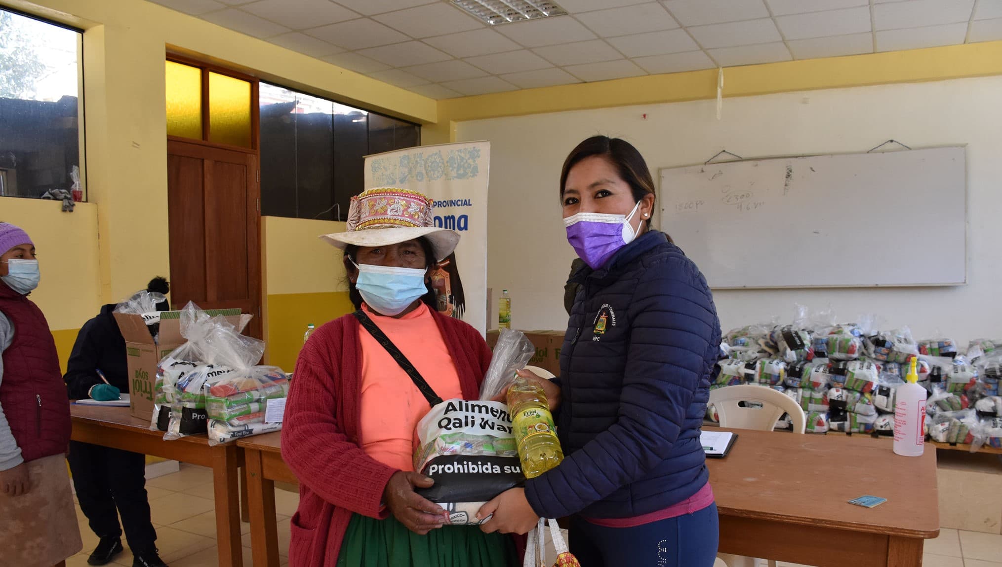 Entregan alimentos a población vulnerable de Caylloma