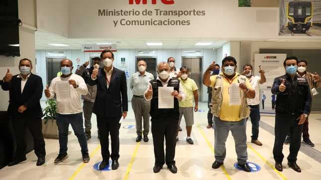 Transportistas y el Gobierno firman acta de acuerdo para levantar el paro
