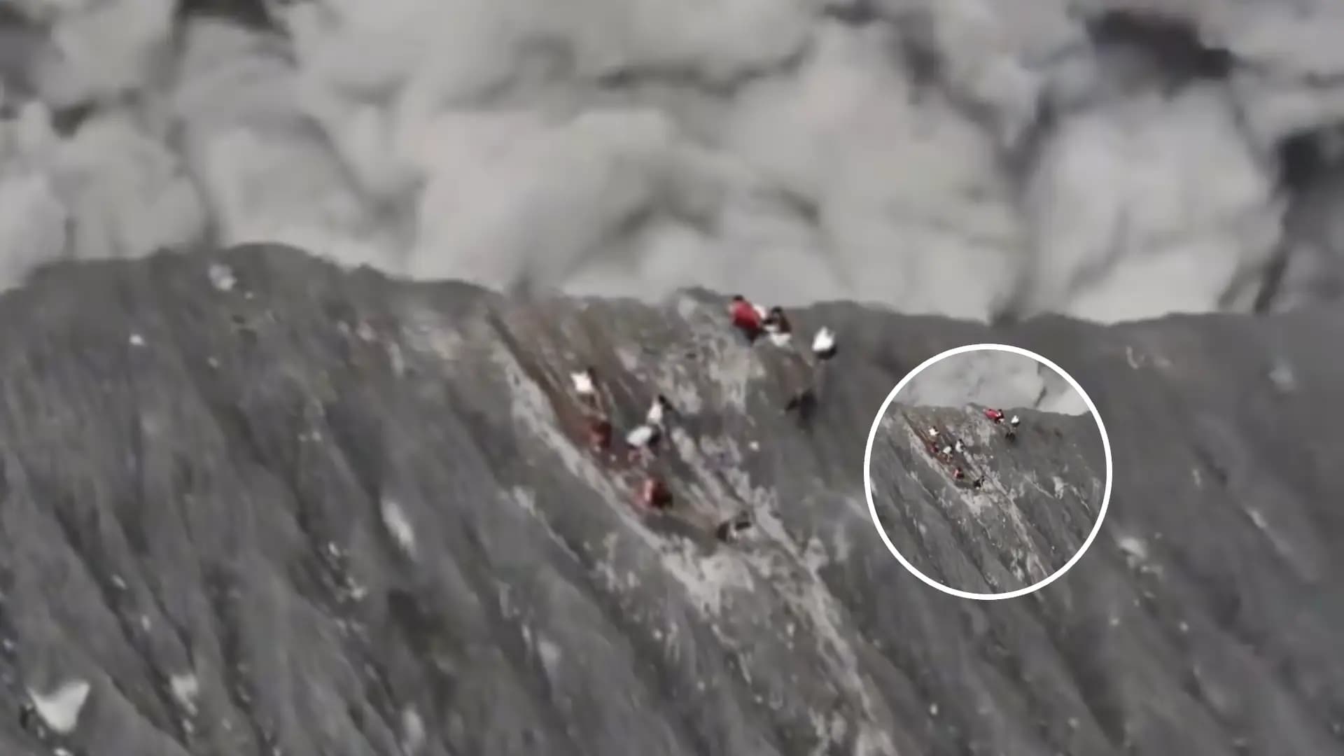 Escaladores salvan de morir tras la erupción de un volcán