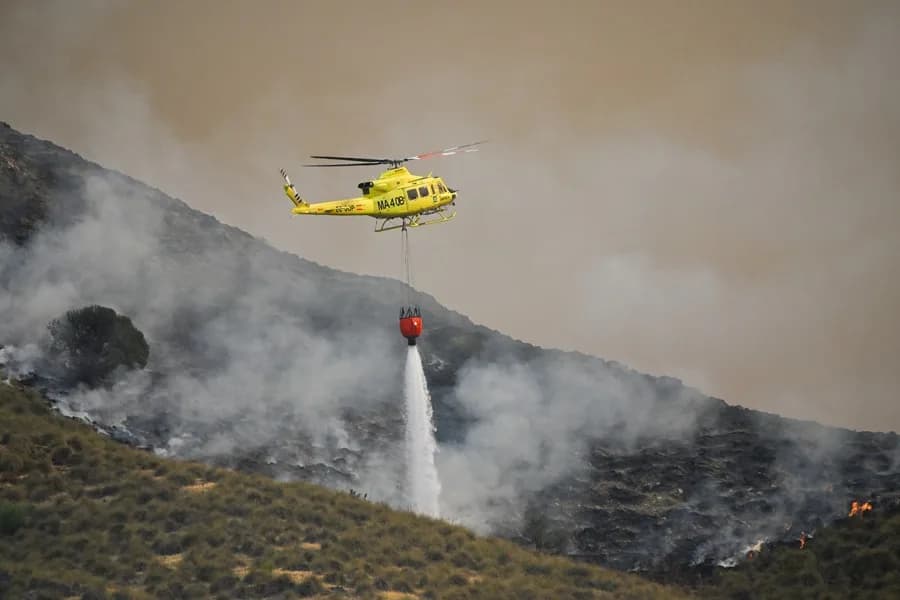 Incendio forestal deja 12 muertos y 23 desaparecidos en España
