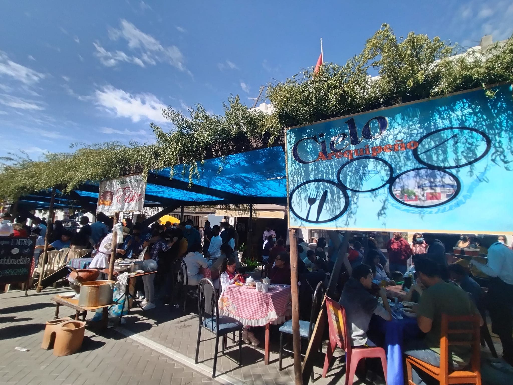 Festival del Adobo reunió a cientos en la plaza de Cayma