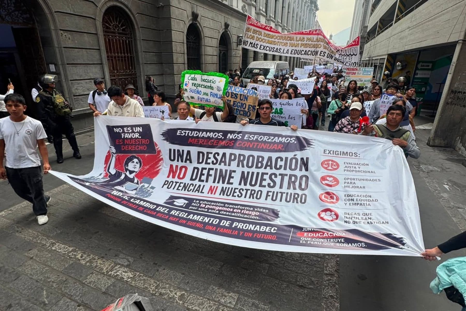 Estudiantes de Beca 18 protestan contra cambios al reglamento