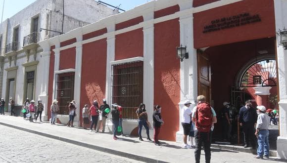 Decenas de arequipeños hacen cola para visitar a la Momia Juanita