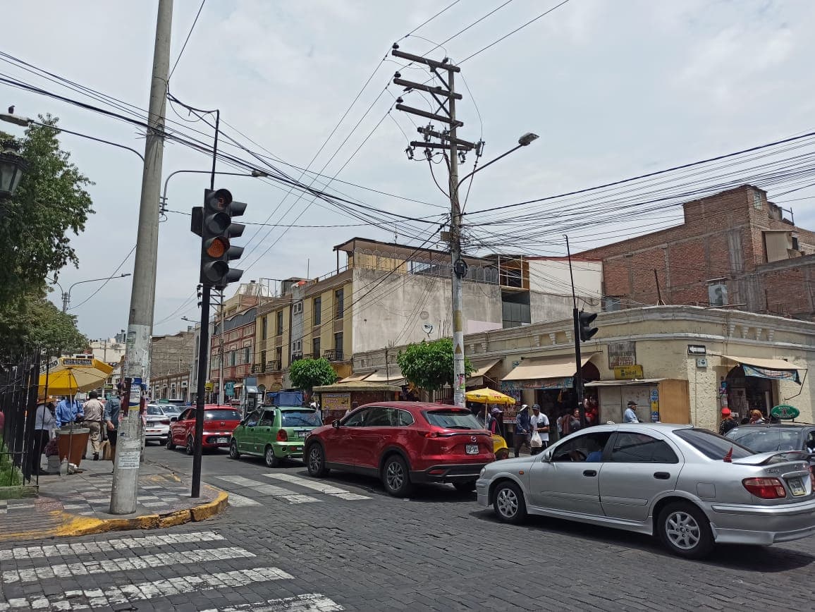 Cables de telecomunicaciones invaden postes y aires de calles