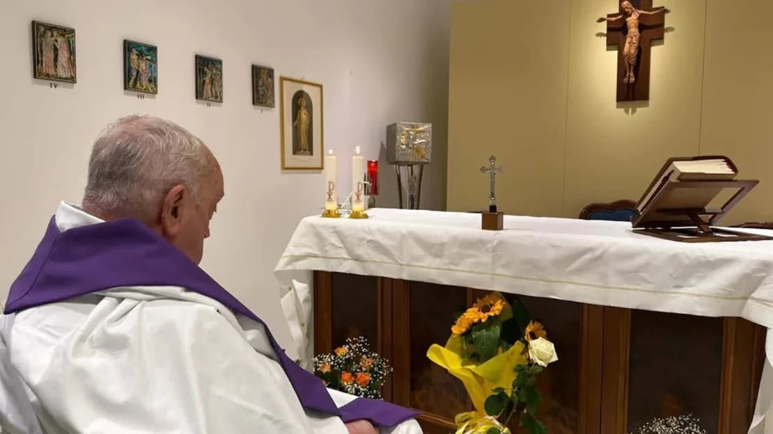 Papa Francisco reaparece en foto difundida por el Vaticano