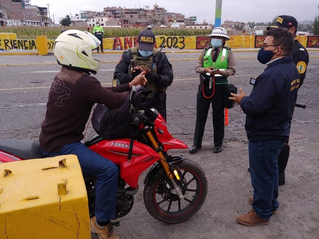 Sentencian a 8 personas con licencias de conducir falsas