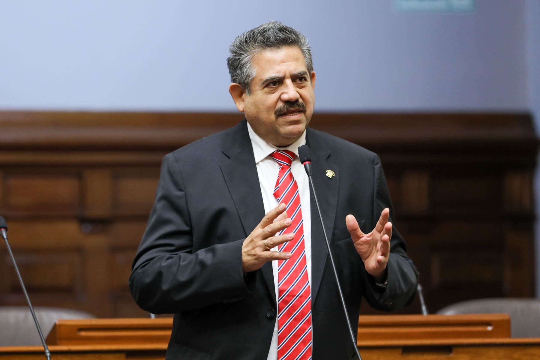 Merino afirma que está sin plata para abogados