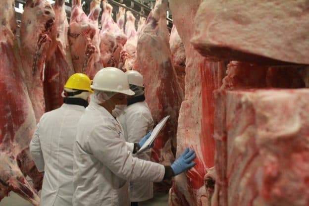 China detecta COVID-19 en carne congelada importada de Brasil