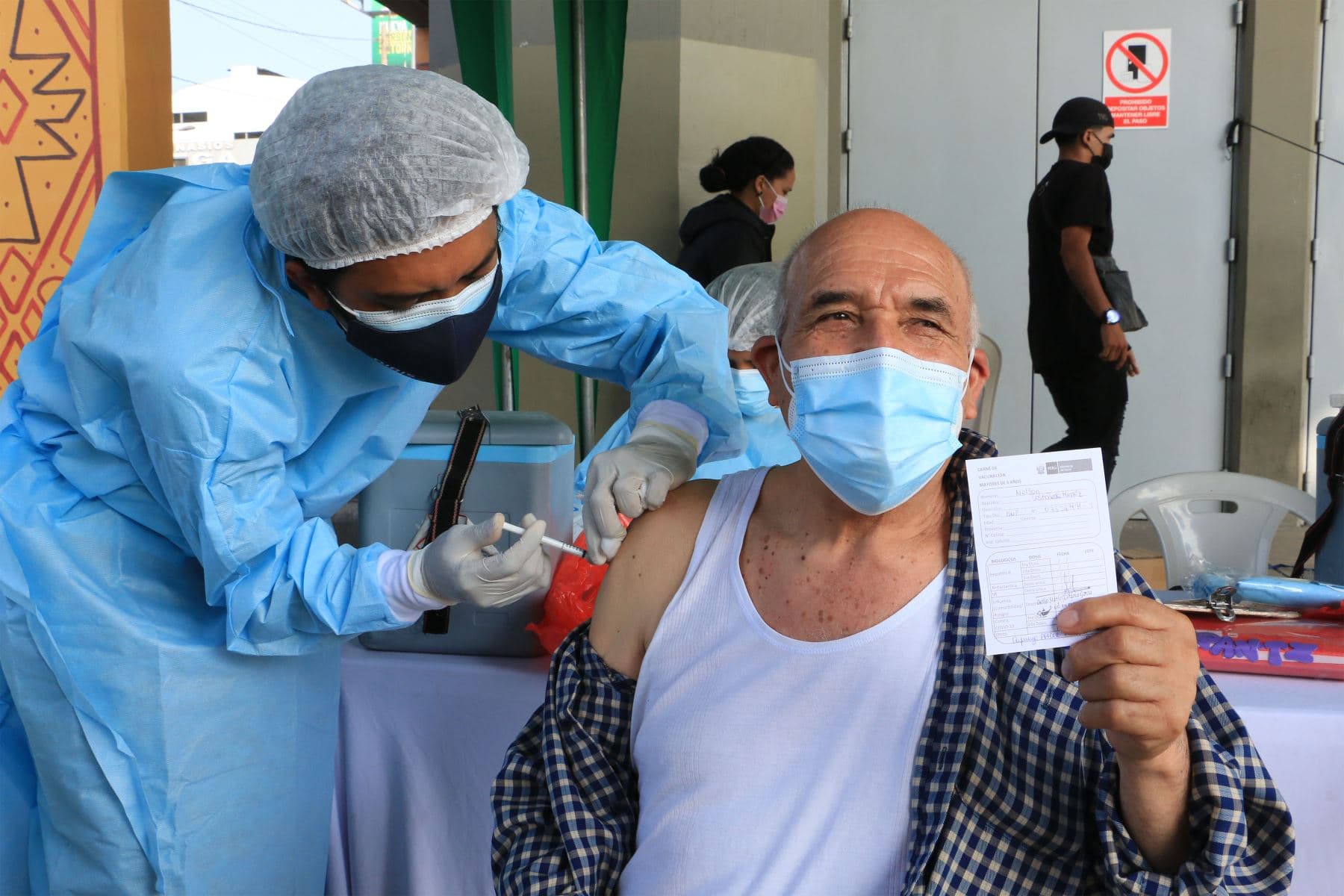 Perú vacunó al 60% de la población con tres dosis