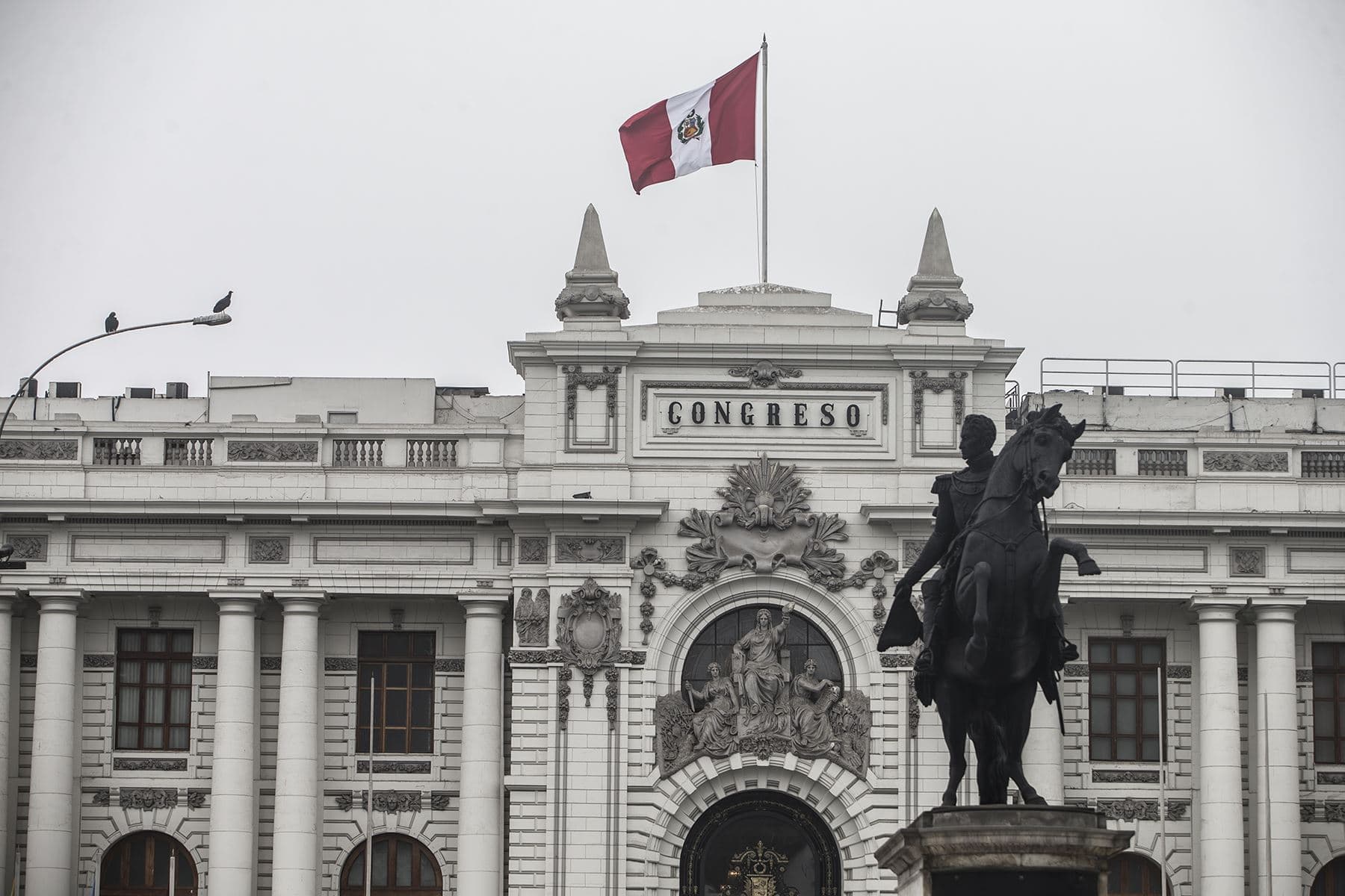 Desde el Congreso: “No nos vamos todos, se irá él”