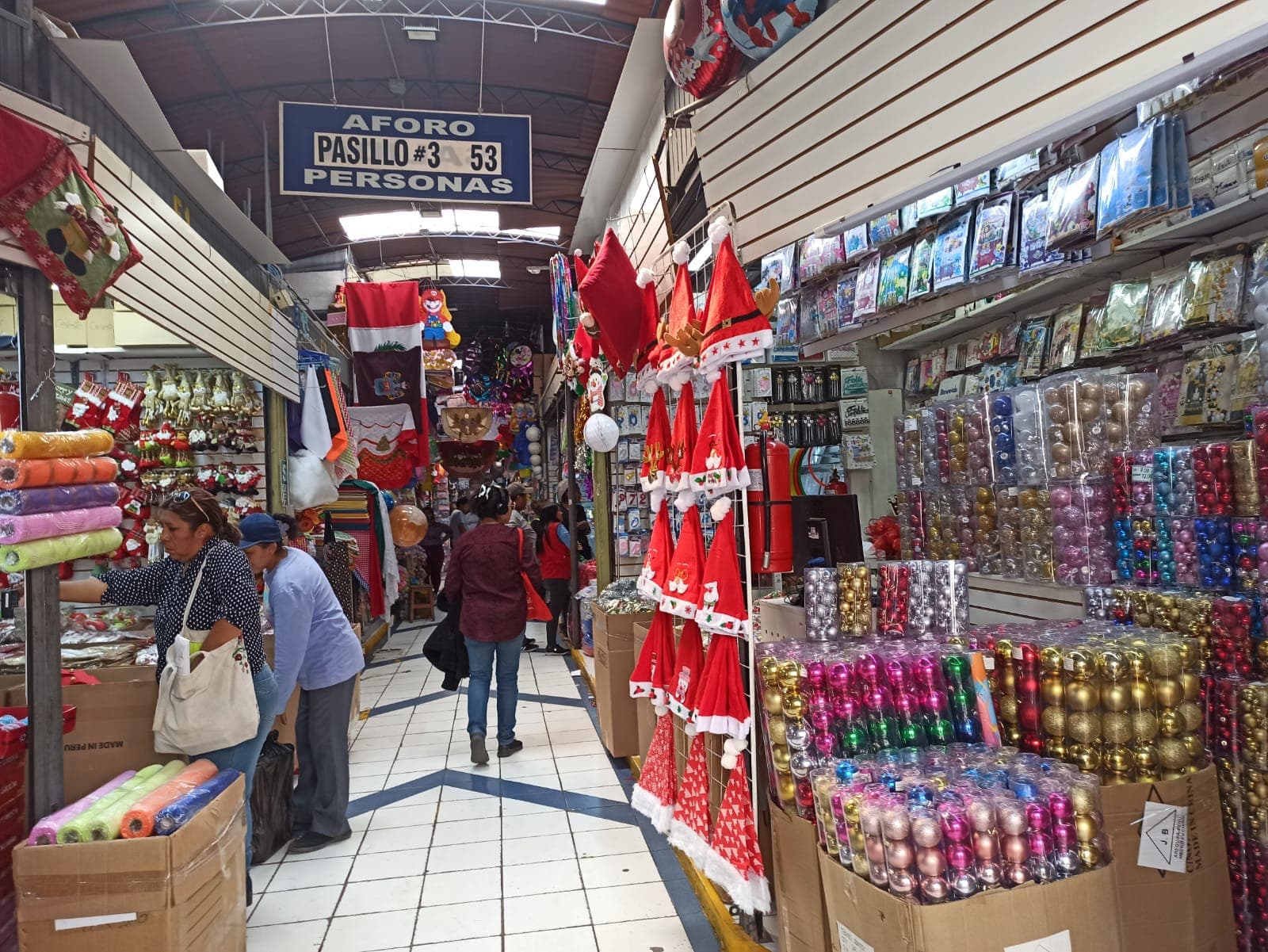 Negocios con variada oferta de productos navideños