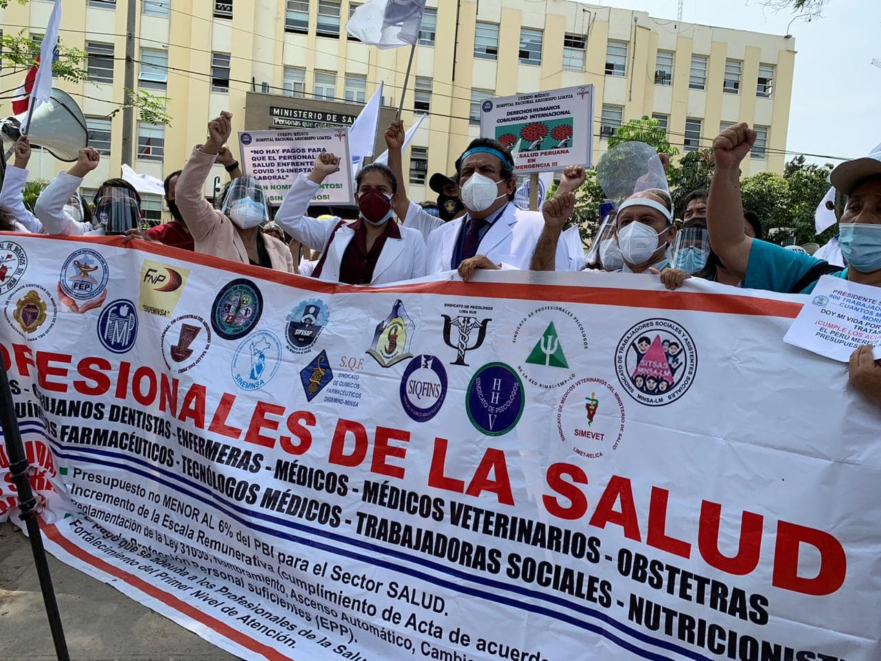Médicos arequipeños se unen a huelga indefinida