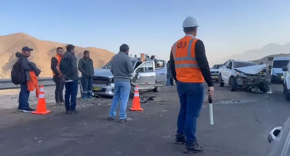 Dos camionetas chocaron frontalmente en la vía Cerro Verde