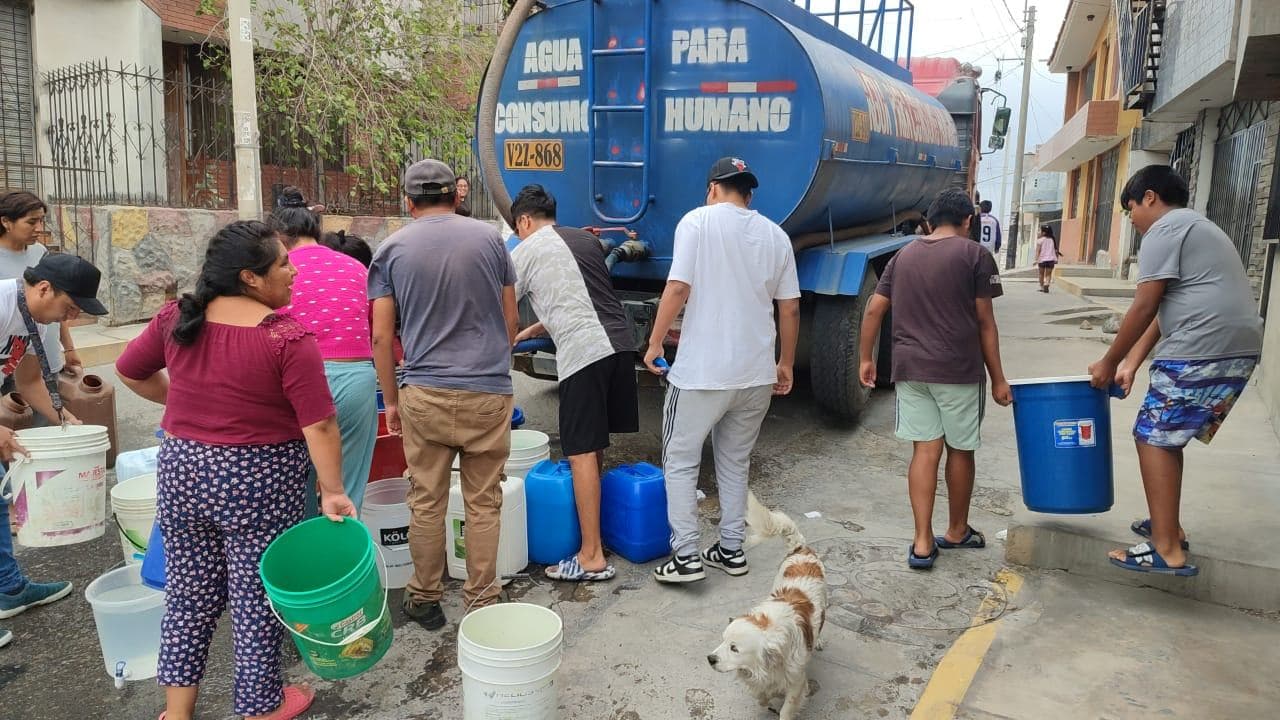 Cisternas siguen distribuyendo agua potable en nueve distritos