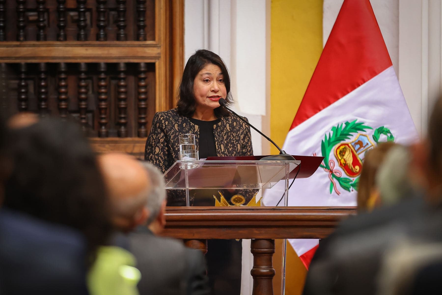 Gobierno acepta renuncia de la Canciller tras viaje presidencial