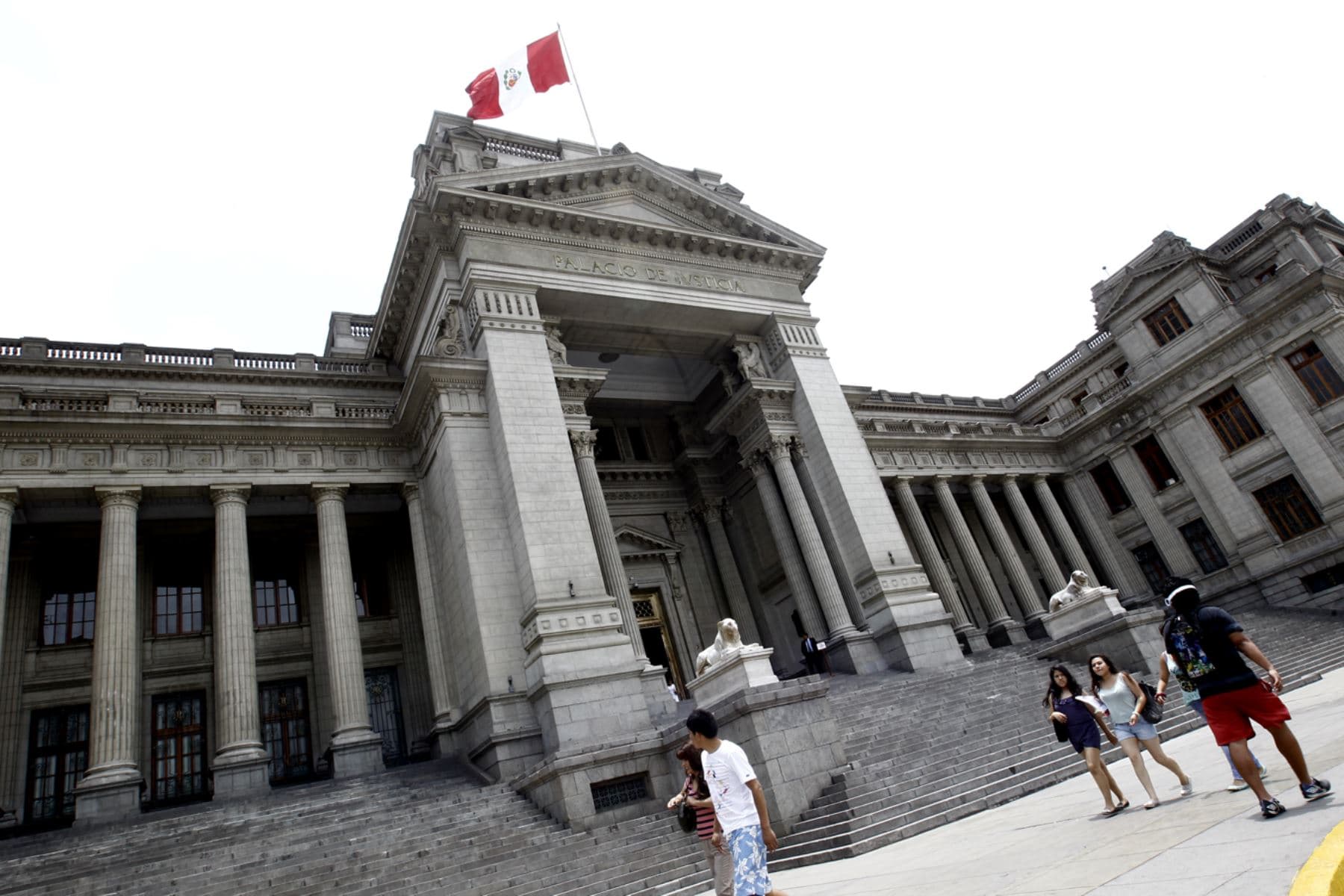 Poder Judicial admite a trámite amparo contra elección de magistrados del TC