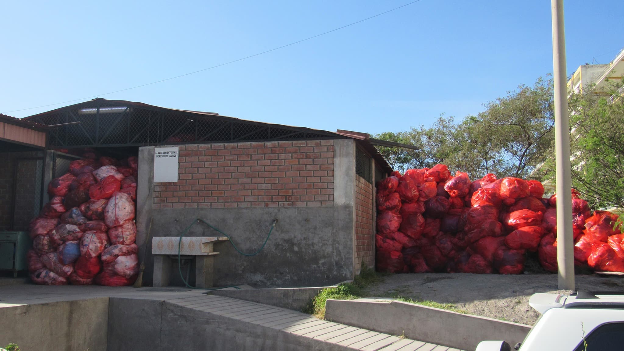 Hallan residuos peligrosos acumulados en el Honorio Delgado