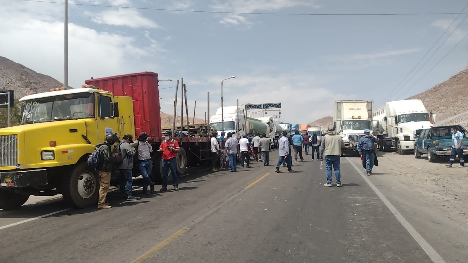 Más de 8 mil transportistas de carga comienzan huelga