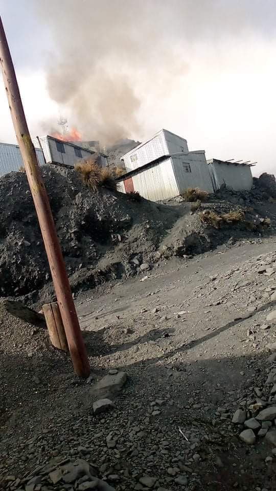 Vivienda de tres pisos fue consumida por el fuego