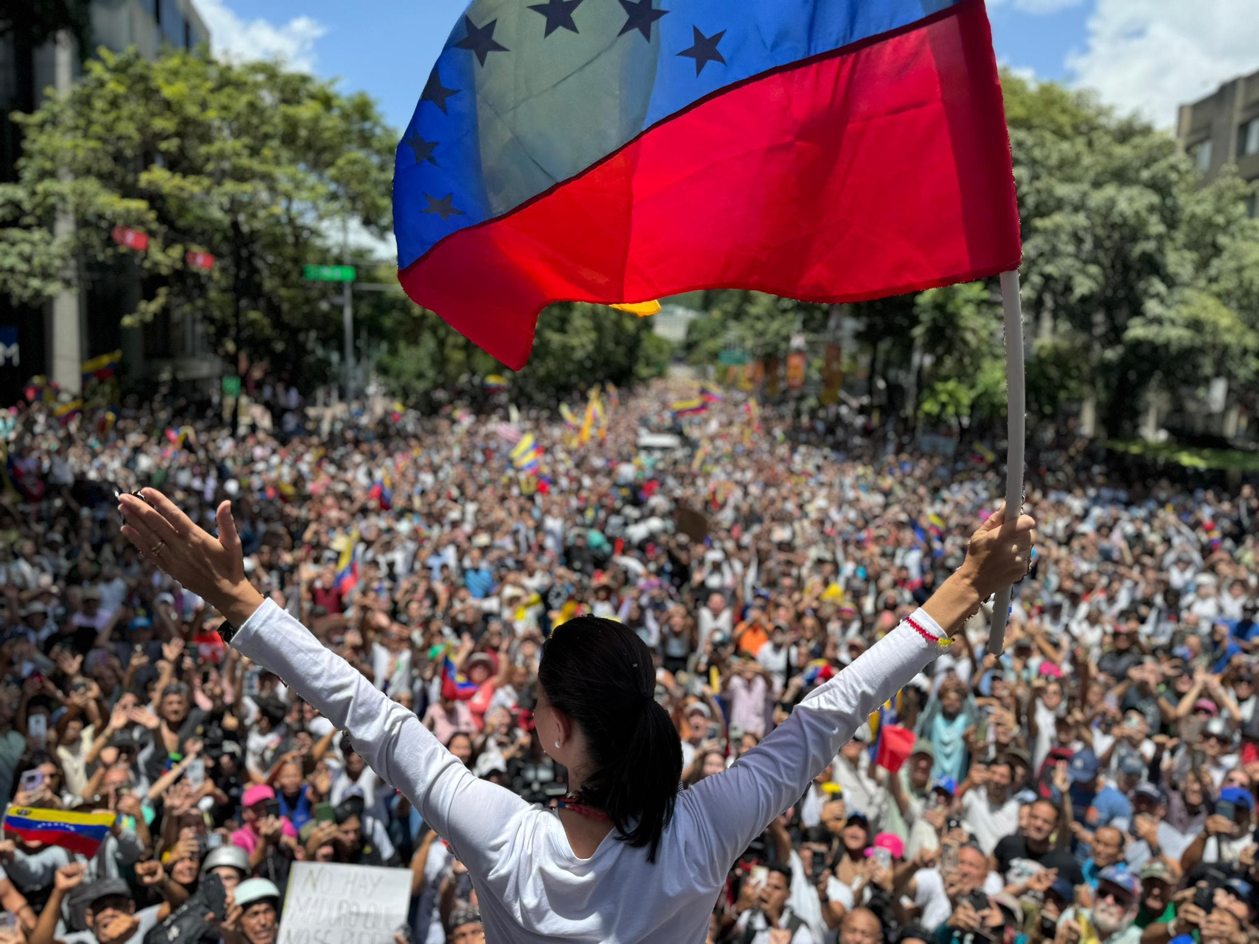 Multitudinaria marcha en apoyo a los opositores venezolanos