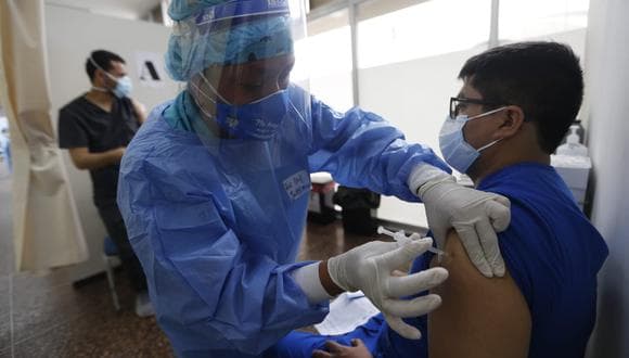 CMP pide al Gobierno vacunar con "dosis de refuerzo" al personal de salud