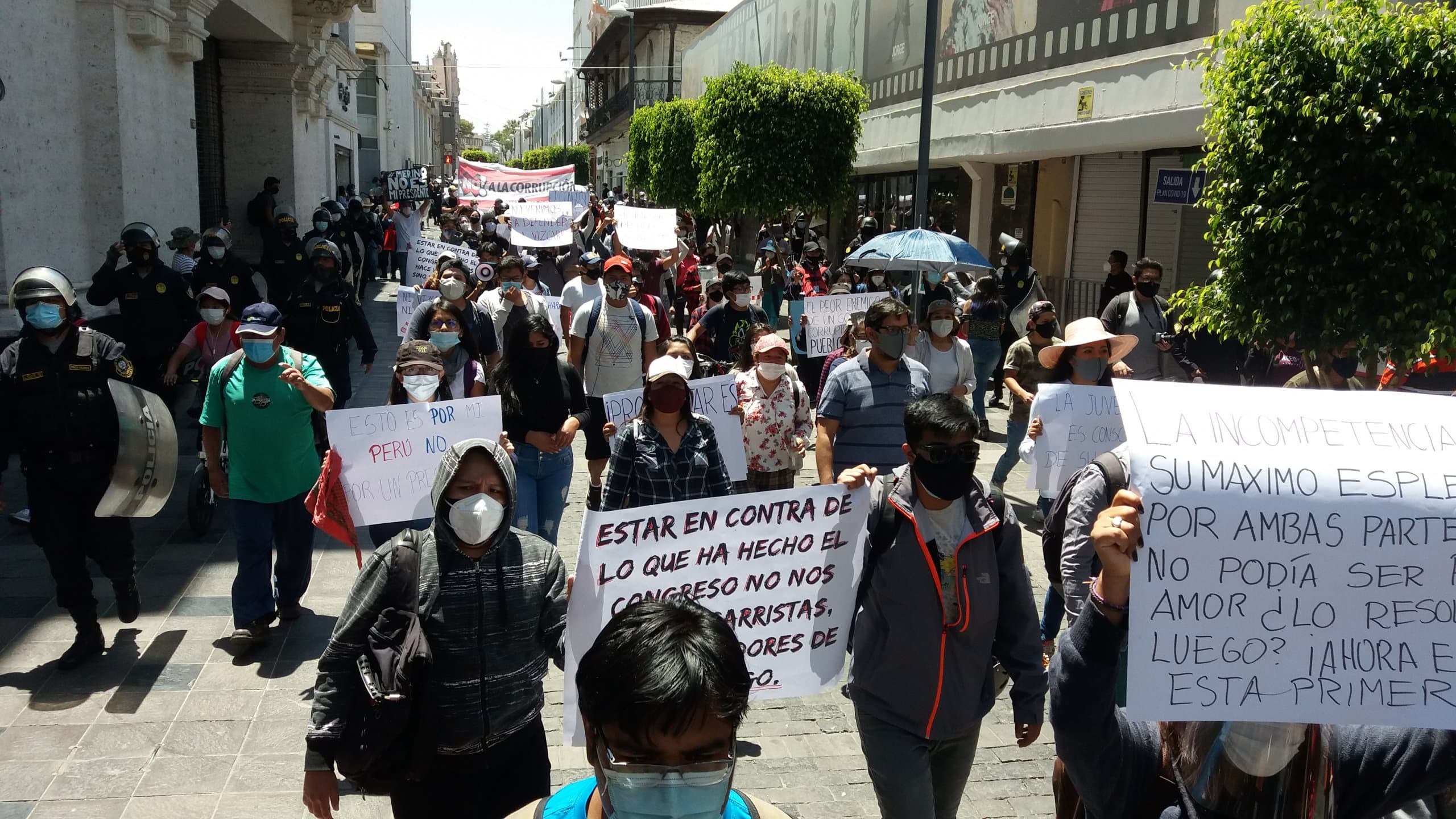 "Los jóvenes protestan por defender la democracia"