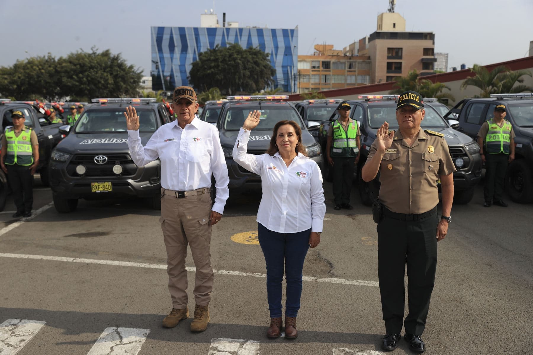 Presidenta hizo entrega de 200 vehículos a la Policía Nacional