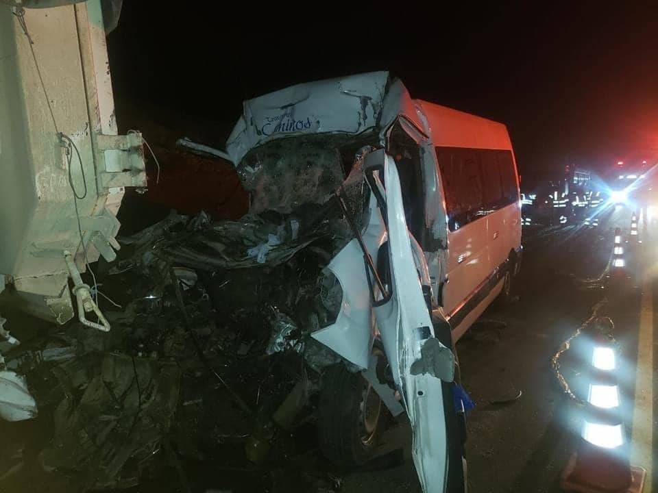 Cuatro fallecidos deja choque entre minivan y volquete en Camaná