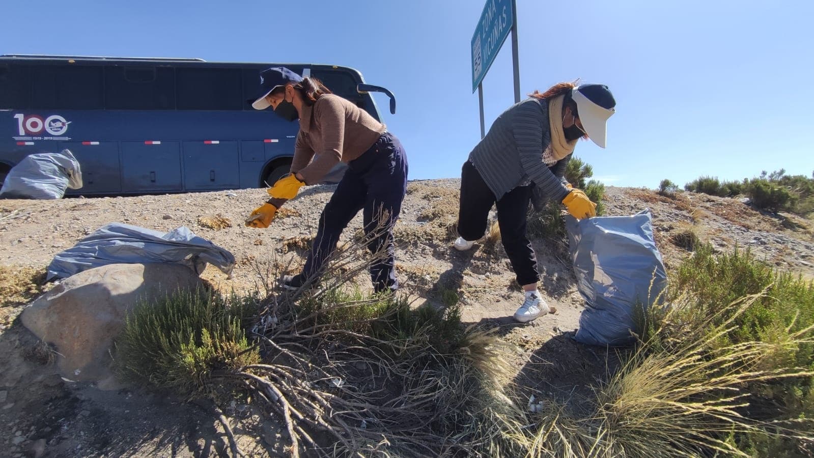 Recogen 15 toneladas de basura en la vía Tambo Cañahuas
