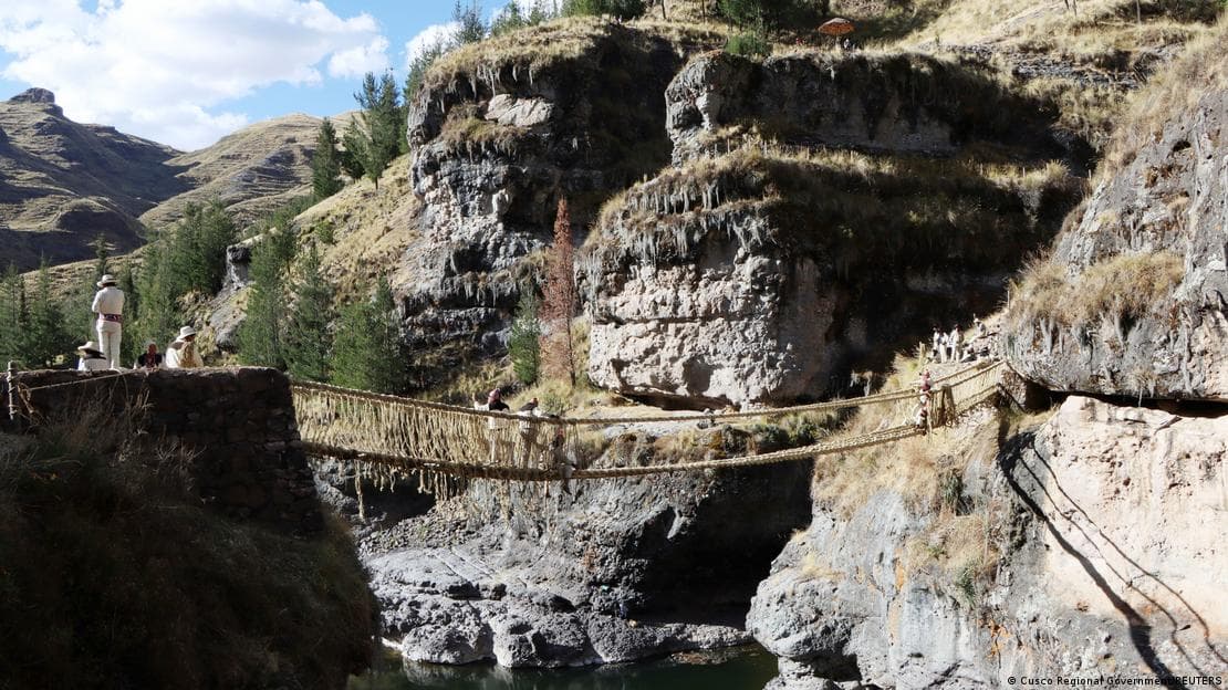 Comuneros de Cusco renuevan el histórico puente Q'eswachaka