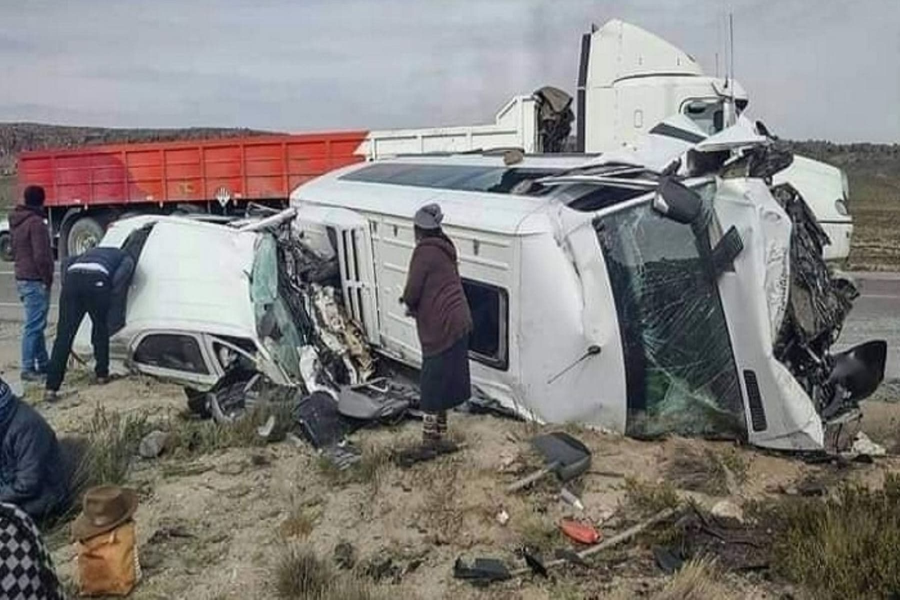 Choque entre minivan y auto deja 5 muertos y varios heridos