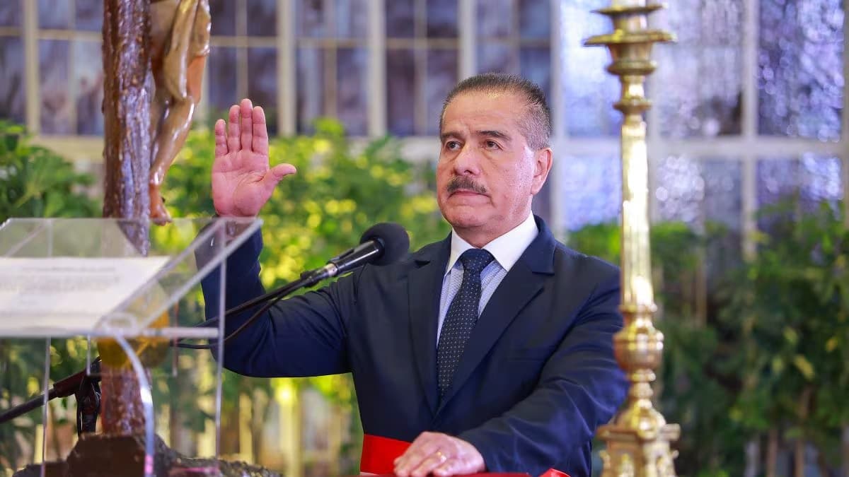 Ministro de Salud renuncia a días del pedido de confianza