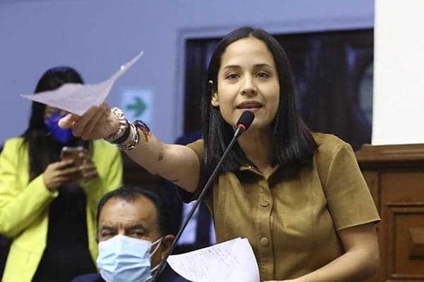 Sigrid Bazán señala que buscan tumbarse el gobierno