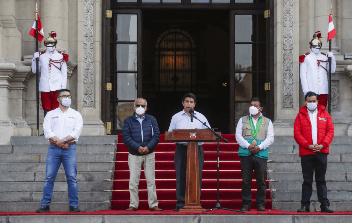 Anuncian decreto que exonera ISC a la gasolina
