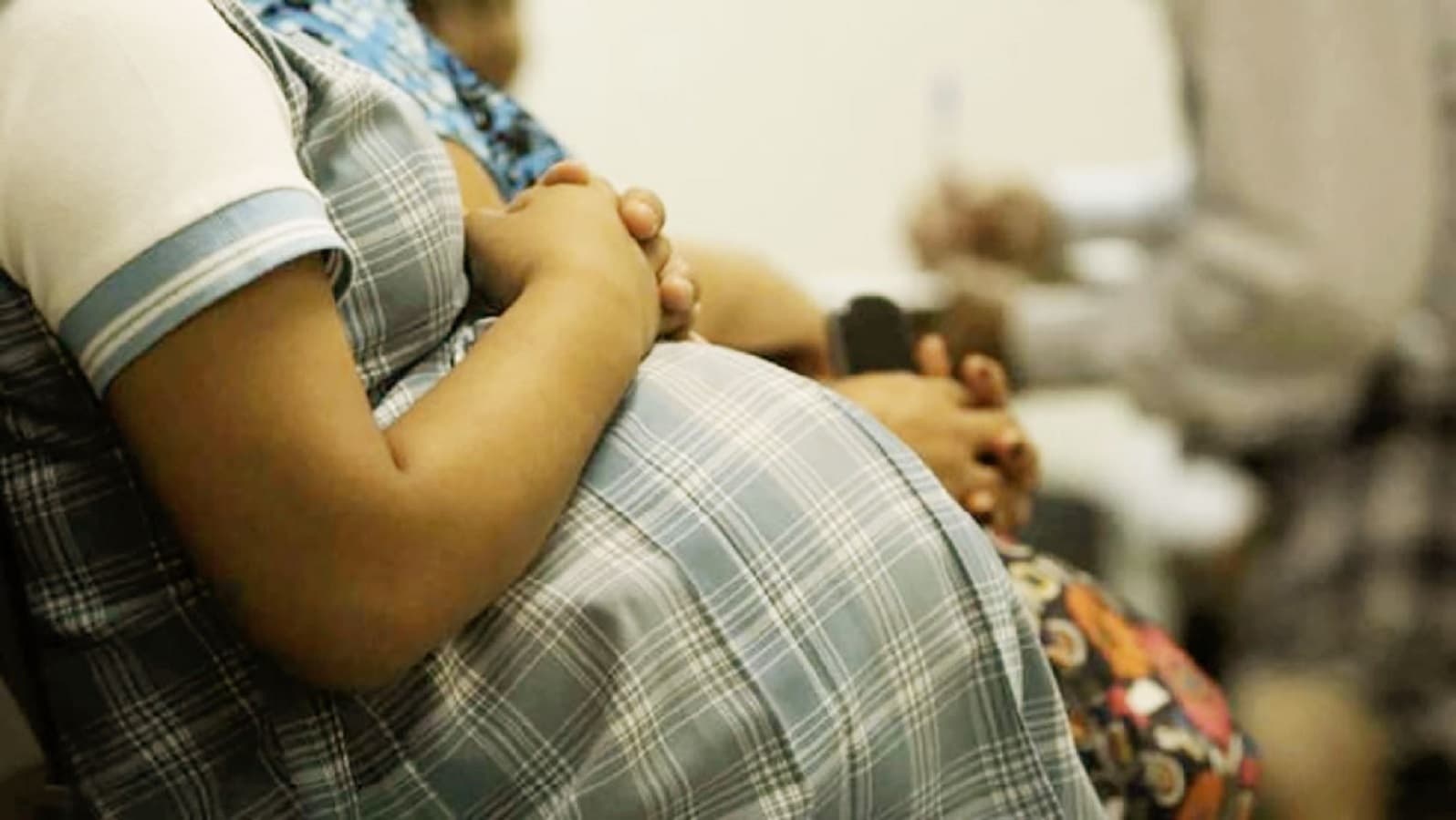 Tasa de embarazo adolescente baja pero persisten brechas