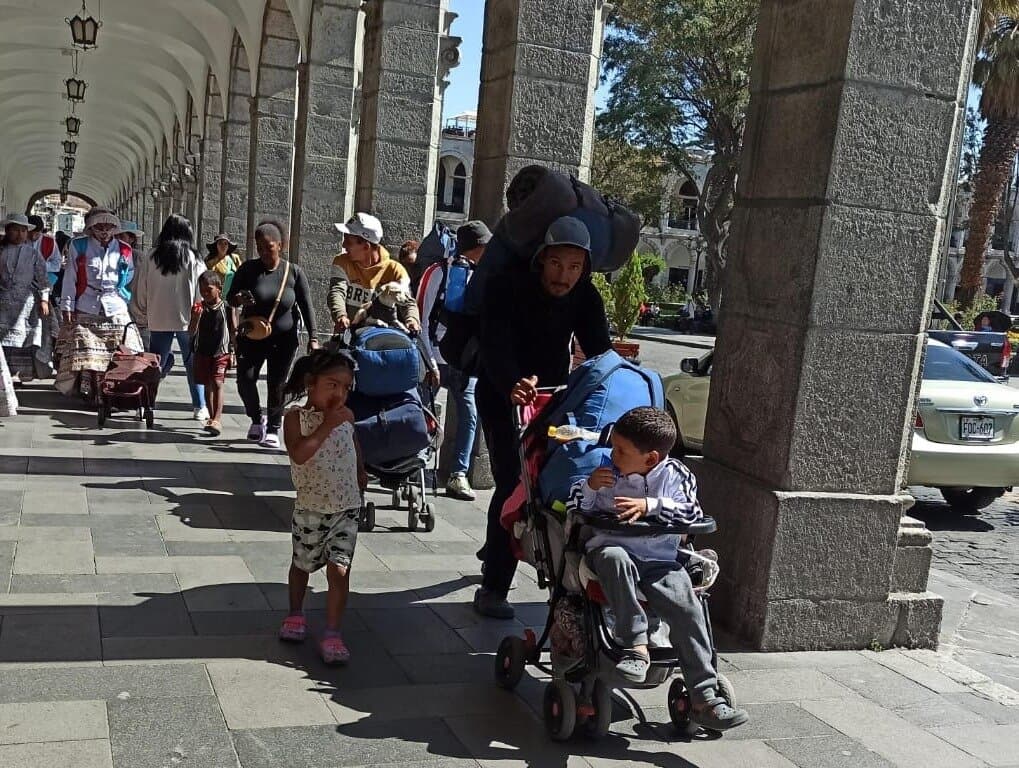 Familias extranjeras deambulan y piden limosna en el Cercado