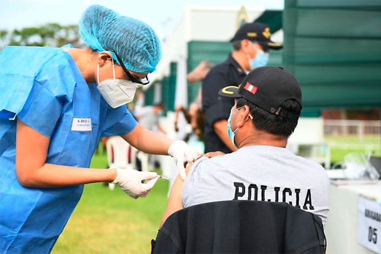 Inicia vacunación de policías y adultos mayores