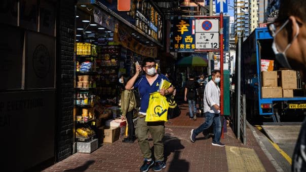 Hong Kong se justifica por “atar a niños a la cama”