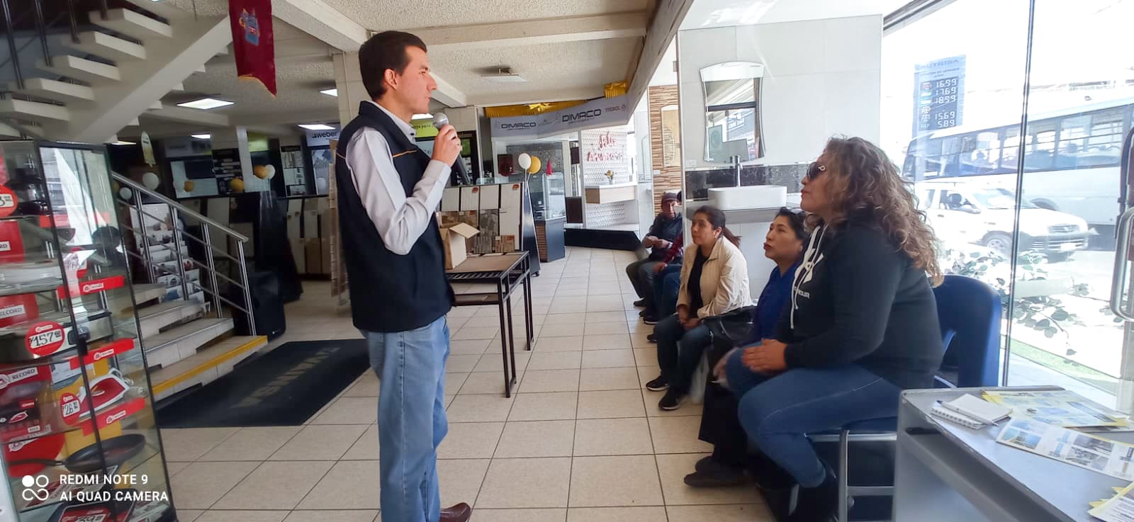 Dimaco celebra aniversario premiando a compradores