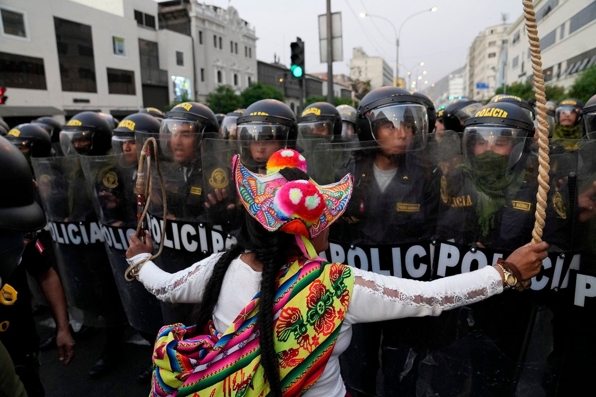 Proponen reducir a manifestantes con armas no letales