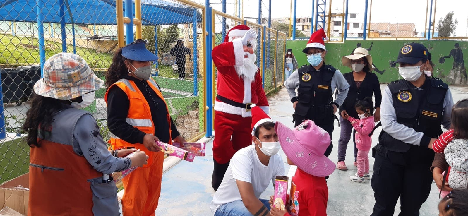 Entregan 3 mil 750 presentes a niños de Sachaca