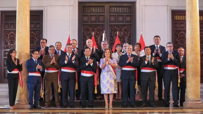 Dina Boluarte ratifica a casi todo el gabinete de Adrianzén
