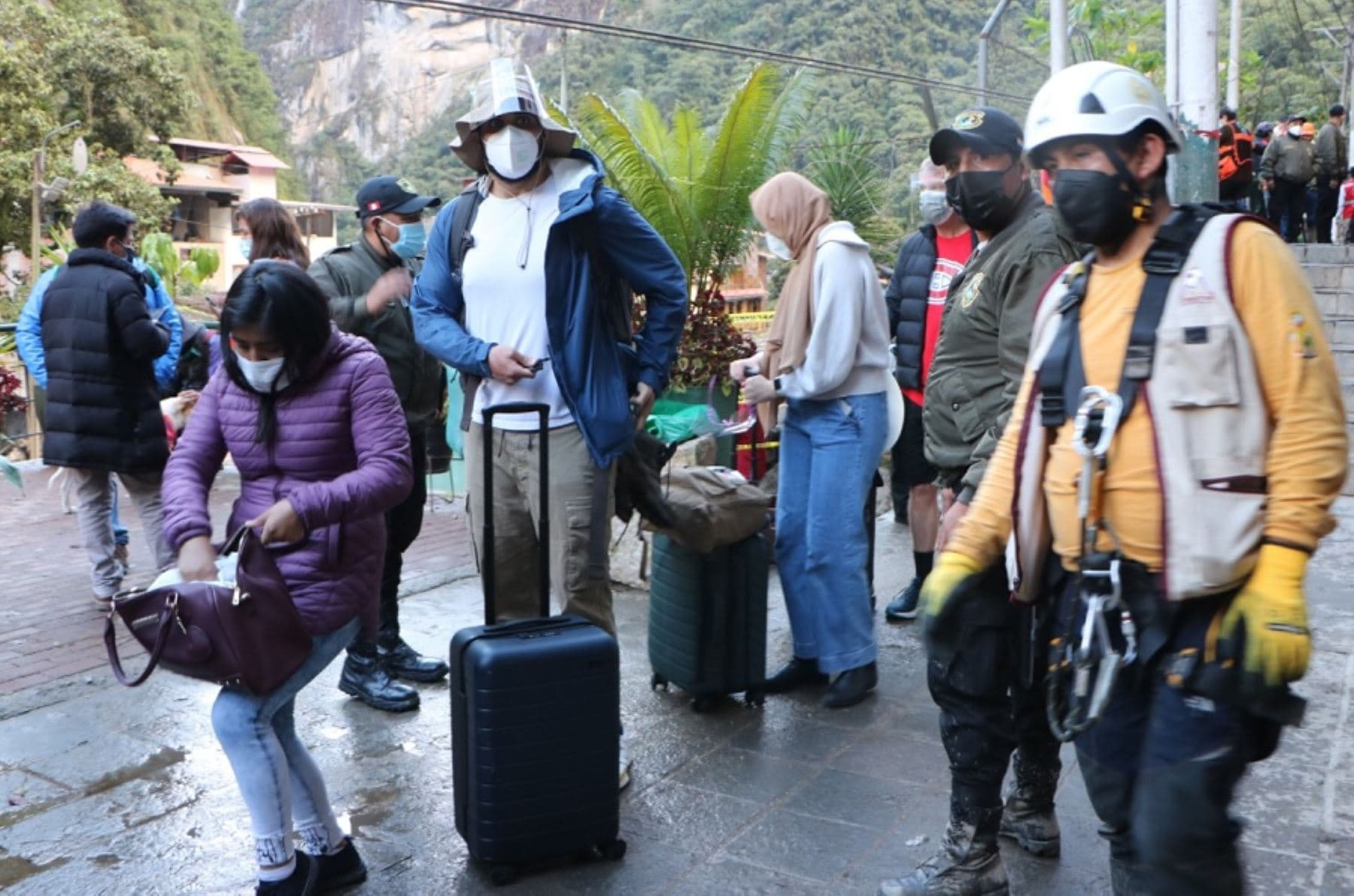 Trasladan a 889 turistas varados tras desborde de río