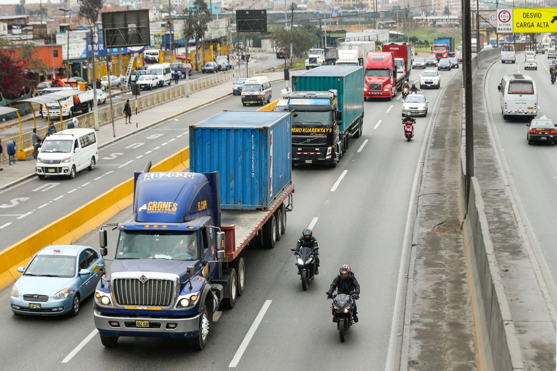 Transportistas de carga amenazan con paro indefinido