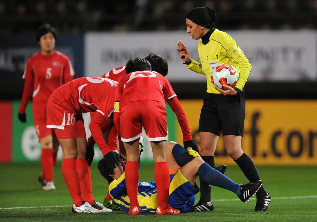 Mujer arbitrará partido de fútbol masculino en Irán